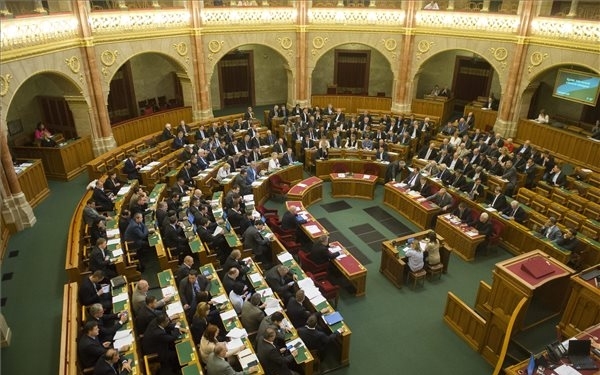 Hétfőn kezdi meg őszi ülésszakát a parlament