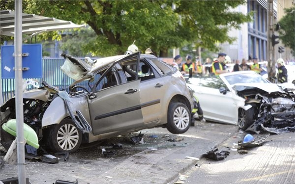 Buszmegállóba csapódott egy autó Budapesten - egy ember meghalt, többen megsérültek 