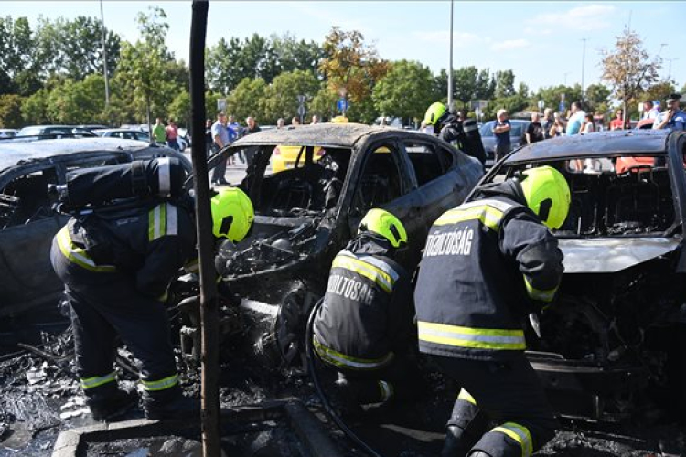 Autók égtek egy üzletlánc parkolójában