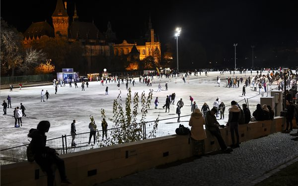 Megnyílt a Városligeti Műjégpálya